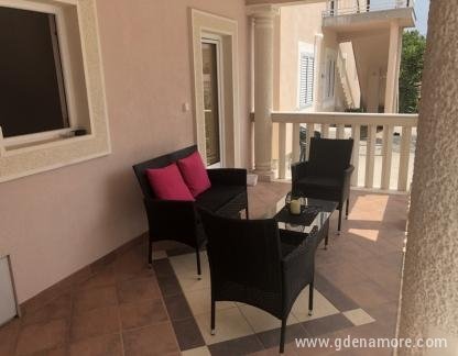 Appartements Sijerkovic Blanc, , logement privé à Bijela, Monténégro - terasa (2)